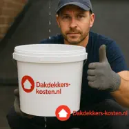 Dakdekker met emmer tijdens reparatie van daklekkage op plat dak