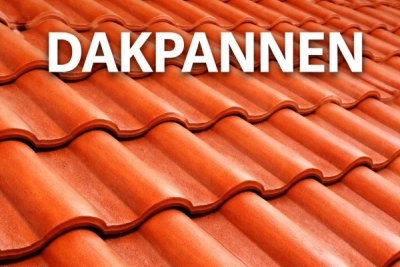 Close-up van rode dakpannen op hellend pannendak met duidelijke structuur en overlappende dakpannen