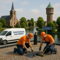 “Dakdekkers op verhoogd grinddak aan de Uiterweg met zicht op de Watertoren in Aalsmeer”