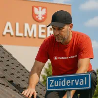 Dakdekker aan het werk op een pannendak in Almere bij Zuiderval