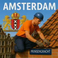 Dakdekker aan het werk op een pannendak in Amsterdam bij de Prinsengracht