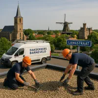 “Dakdekkers op grinddak in Barneveld met zicht op de Oude Kerk, molen De Hoop, Kasteel De Schaffelaar en straatbord Langstraat.”