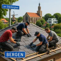 “Dakdekkers leggen leien op een schilddak aan de Jan Oldenburglaan met uitzicht op de Ruïnekerk in Bergen Noord-Holland.”