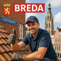 Dakdekker op een pannendak in Breda bij de Havermarkt met Grote Kerk op de achtergrond