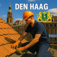 Dakdekker aan het werk op een pannendak in Den Haag bij Hofplaats met Haagse skyline op de achtergrond