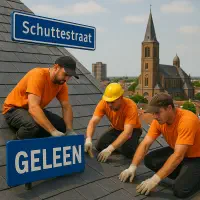 “Dakdekkers op leien schilddak in de Schuttestraat met uitzicht op de Sint-Augustinuskerk in Geleen.”