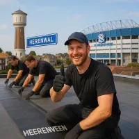 “Dakdekkers leggen EPDM op plat dak bij Abe Lenstra Stadion en watertoren Herenwal in Heerenveen.”