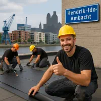 “Dakdekkers leggen EPDM op plat dak bij de Noordkade en havenkraan in Hendrik-Ido-Ambacht”