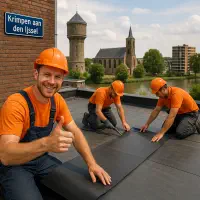“Dakdekkers leggen EPDM op een plat dak met zicht op de Watertoren en Oude Kerk in Krimpen aan den IJssel, monteur steekt duim op naar camera.”