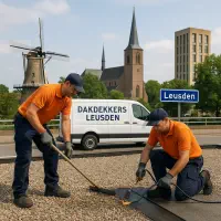 “Dakdekkers op grinddak met uitzicht op Leusden met Sint-Jozefkerk en Molen Meersluis.”