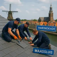 “Dakdekkers leggen leien op schilddak aan de Haringkade met uitzicht op de Groote Kerk in Maassluis.”