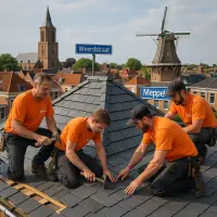 “Dakdekkers verwerken leien op een schilddak met uitzicht op de Grote of Mariakerk en Molen De Vlijt in Meppel aan de Weerdstraat.”
