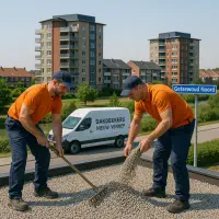 “Dakdekkers op grinddak met herkenbare flats van Getsewoud Noord in Nieuw-Vennep op de achtergrond.”