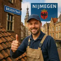 Dakdekker op een pannendak in Nijmegen bij de Broerstraat met Stevenskerk op de achtergrond