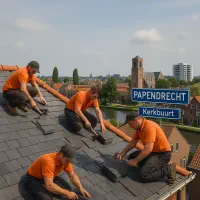 “Dakdekkers op een schilddak met leiwerk bij de Grote Kerk aan de Kerkbuurt in Papendrecht.”