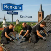 “Dakdekkers op een schilddak in Renkum bij de Kerkstraat met uitzicht op de herkenbare Renkumse skyline.”