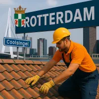 Dakdekker aan het werk op een pannendak in Rotterdam bij de Coolsingel met skyline op de achtergrond