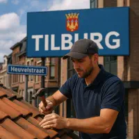 Dakdekker aan het werk op een pannendak in Tilburg bij de Heuvelstraat