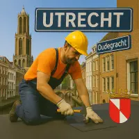 Dakdekker aan het werk op een dak in Utrecht bij de Oudegracht met Domtoren op de achtergrond