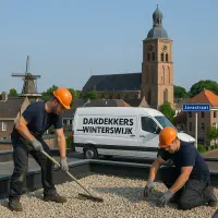 “Dakdekkers op verhoogd plat grinddak in Winterswijk met uitzicht op de Jacobskerk en straatbord Javastraat”
