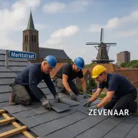 “Dakdekkers op een leischilddak aan de Marktstraat in Zevenaar met uitzicht op de Andreaskerk en molen.”