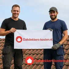 Twee dakdekkers op een pannendak met Dakdekkers-kosten.nl banner
